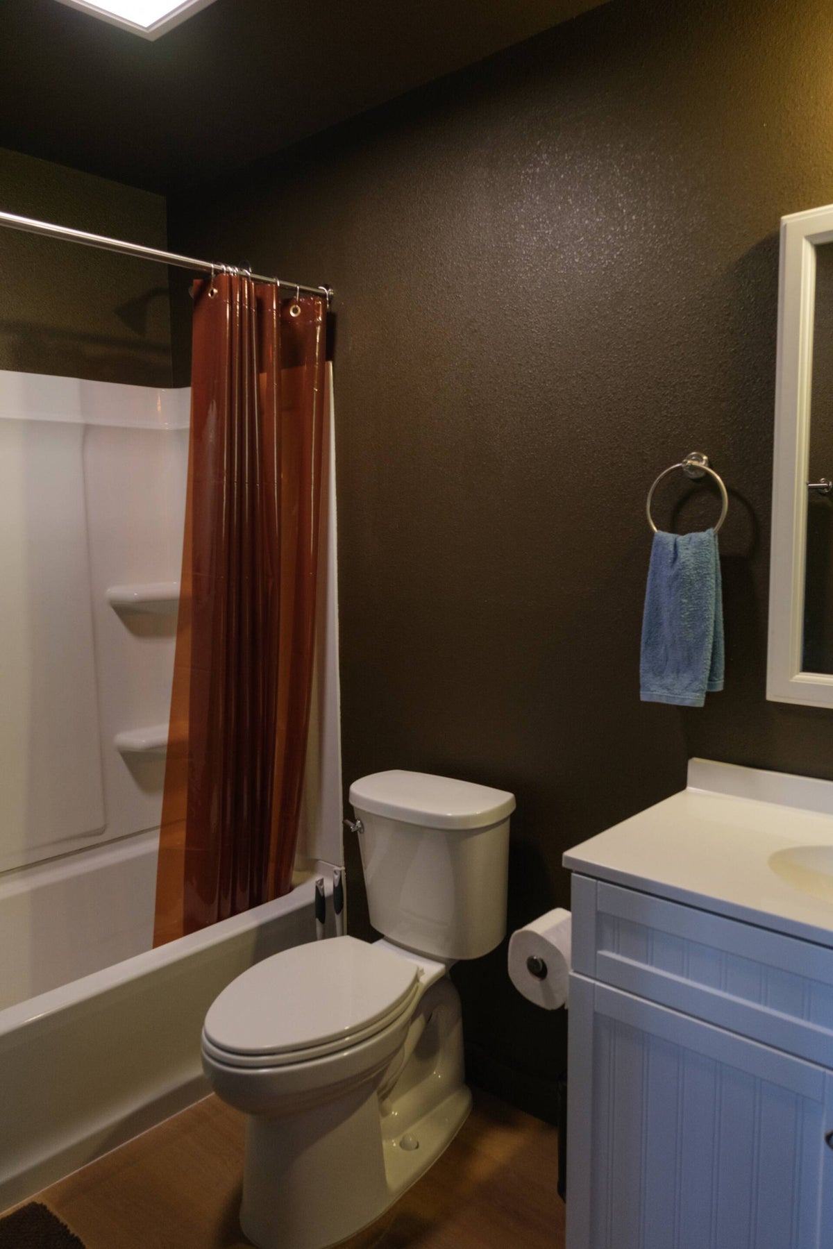 Full bathroom 2