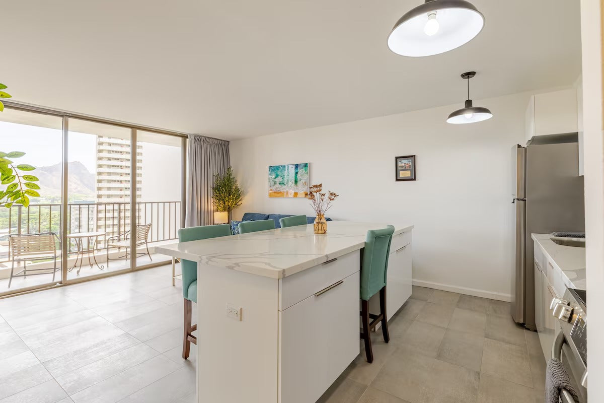 Renovated Waikiki Banyan w/ Diamond Head View