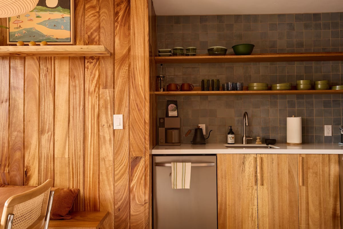 Aloha Surf Condo - Private Deck - Pool - E-Bikes