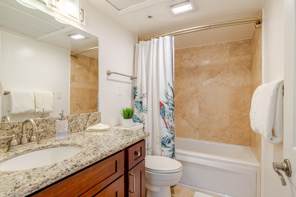 Honolulu Ocean View Abode w/ Parking, AC & Laundry