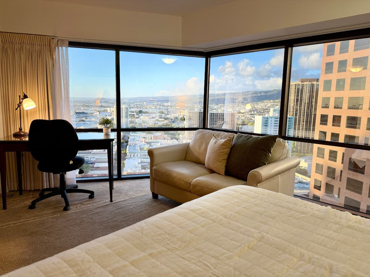 Spacious Honolulu Studio Retreat w/ Parking & AC
