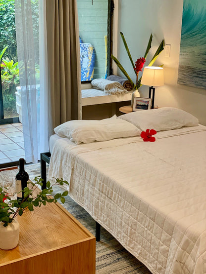 Turtle Bay Bungalow- Parking, AC & Walk to Beach