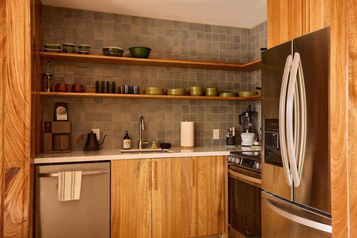 Aloha Surf Condo - Private Deck - Pool - E-Bikes