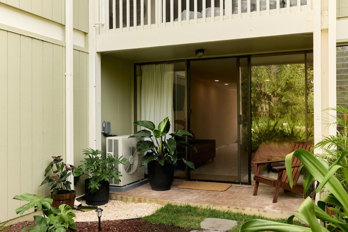 Aloha Surf Condo - Private Deck - Pool - E-Bikes
