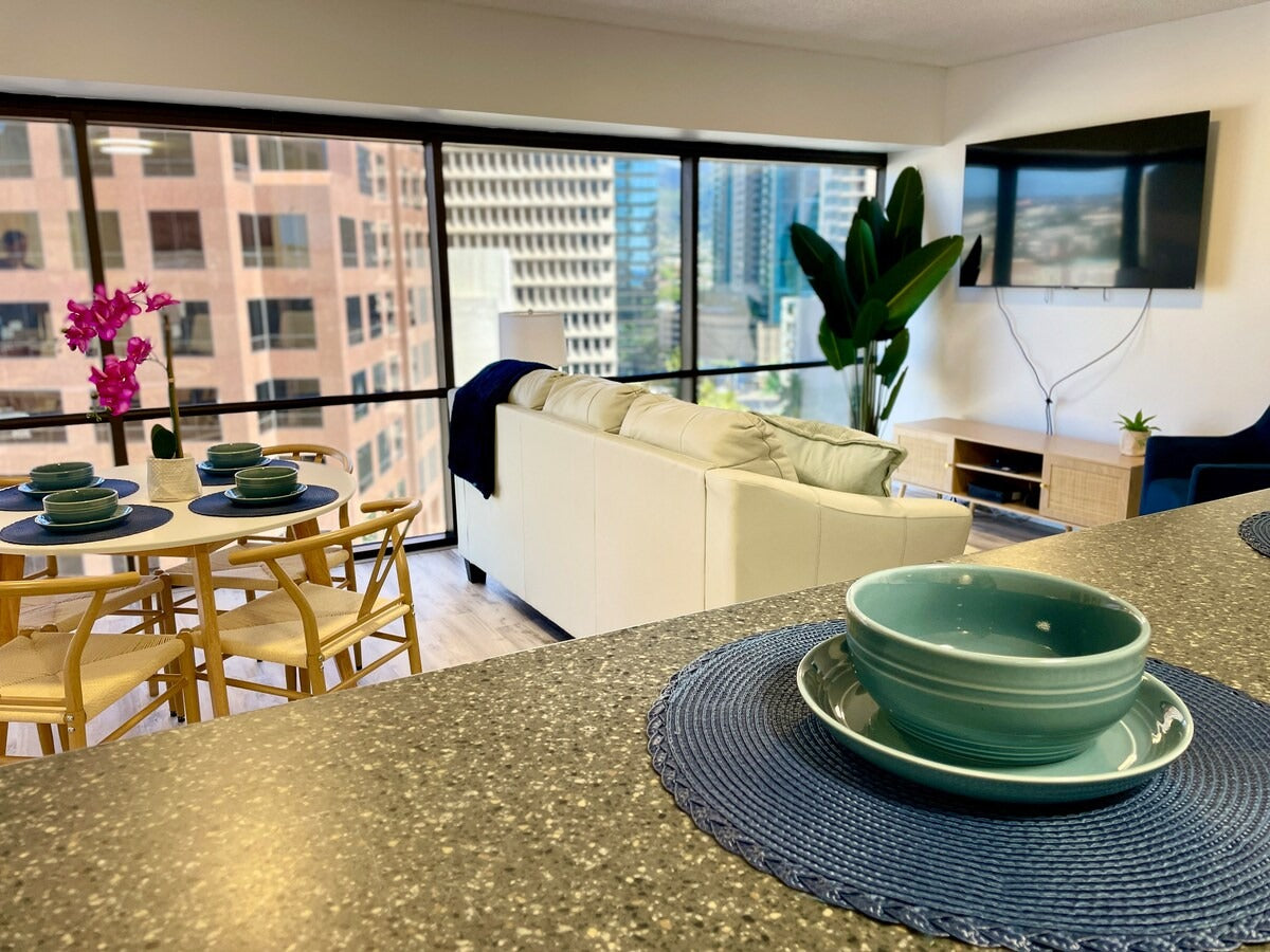 Honolulu Mountain View Condo w/ Free Parking
