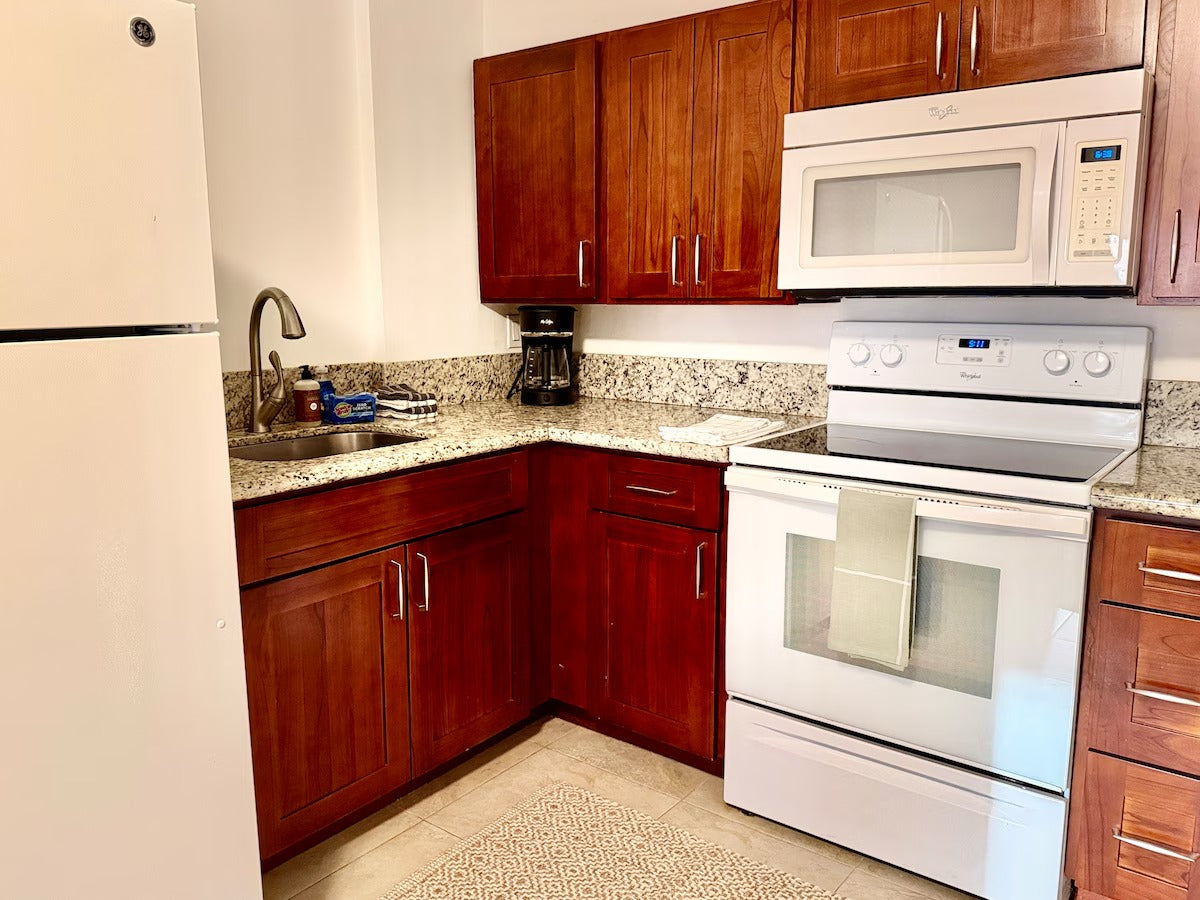 Spacious Honolulu Studio Retreat w/ Parking & AC