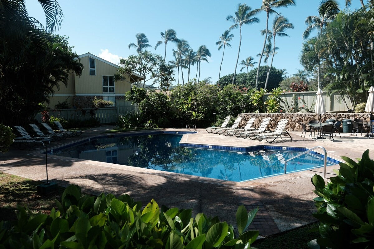 Aloha Surf Condo - Private Deck - Pool - E-Bikes