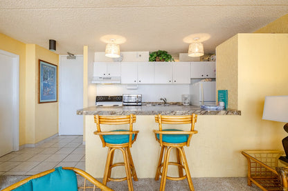 Ocean View Waikiki Banyan Getaway w/ Parking & AC
