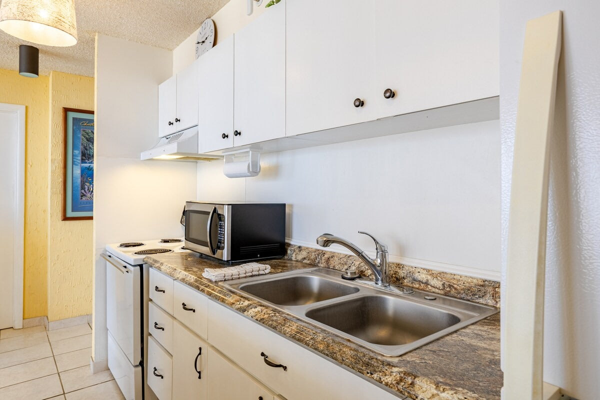 Ocean View Waikiki Banyan Getaway w/ Parking & AC