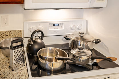 Honolulu Ocean View Abode w/ Parking, AC & Laundry