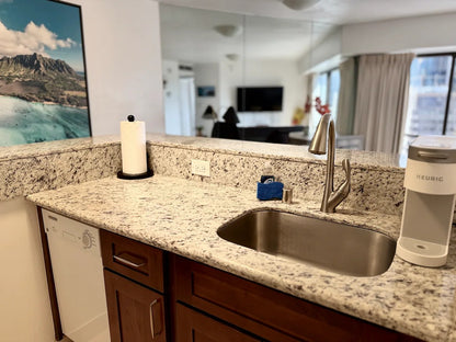 Honolulu Ocean View Abode w/ Parking, AC & Laundry