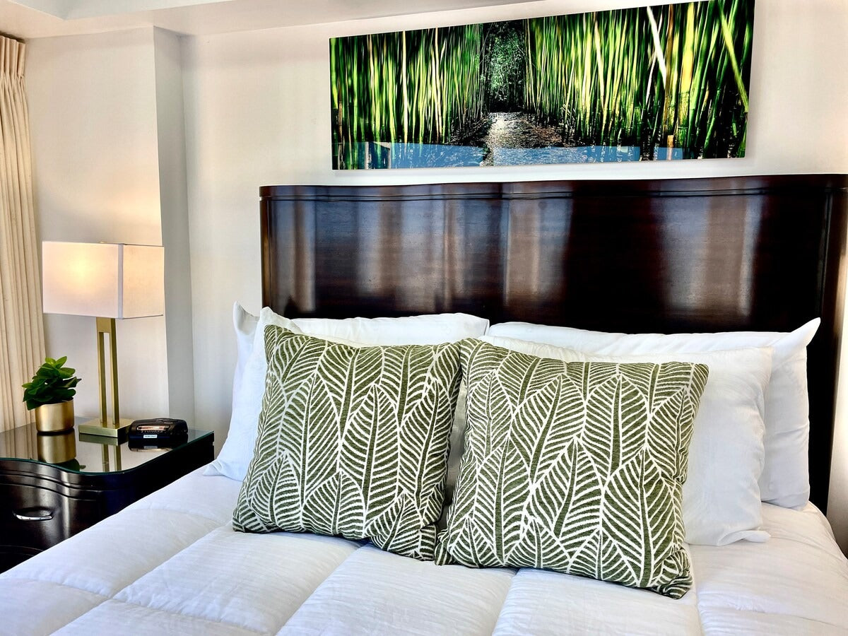 Honolulu Ocean View Abode w/ Parking, AC & Laundry