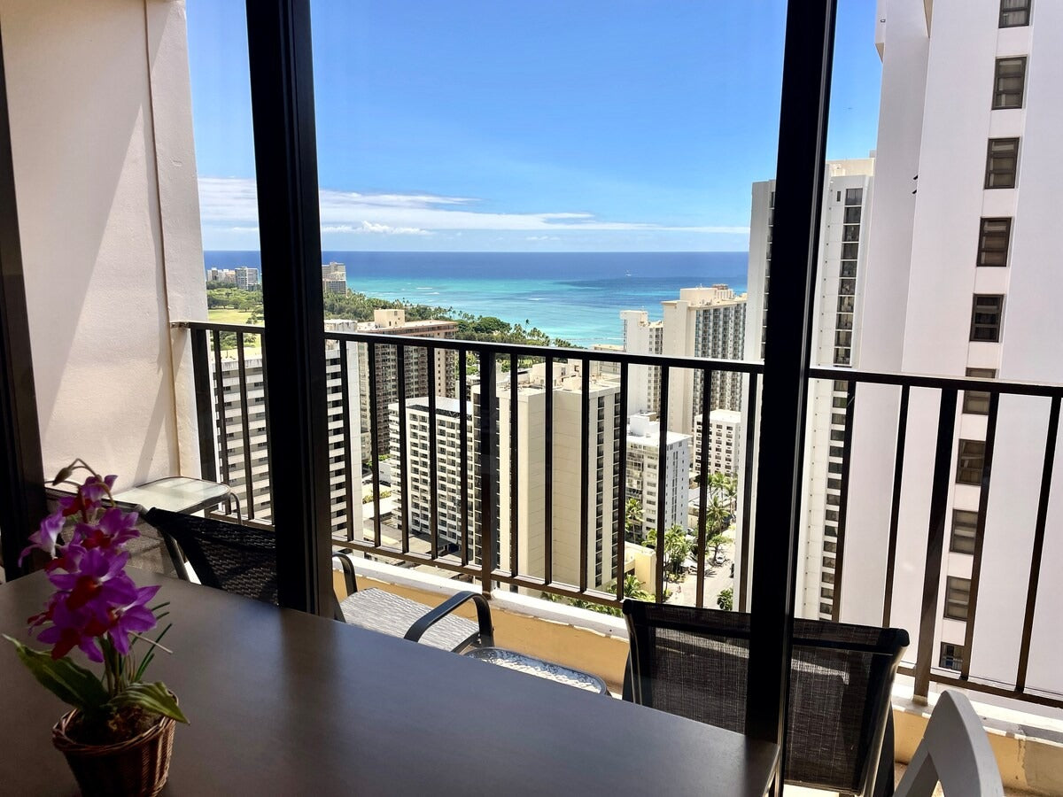 Ocean View Waikiki Banyan Getaway w/ Parking & AC