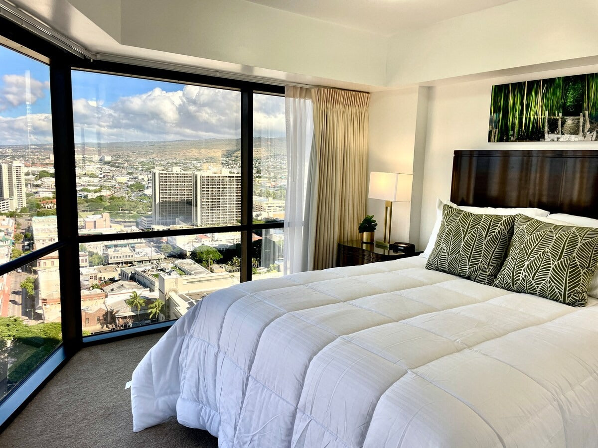 Honolulu Ocean View Abode w/ Parking, AC & Laundry