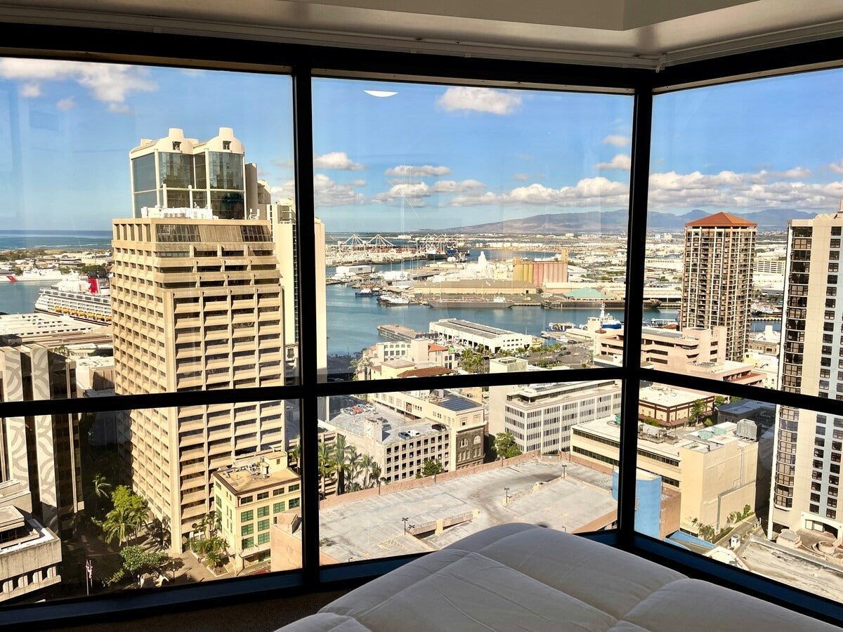 Honolulu Ocean View Abode w/ Parking, AC & Laundry