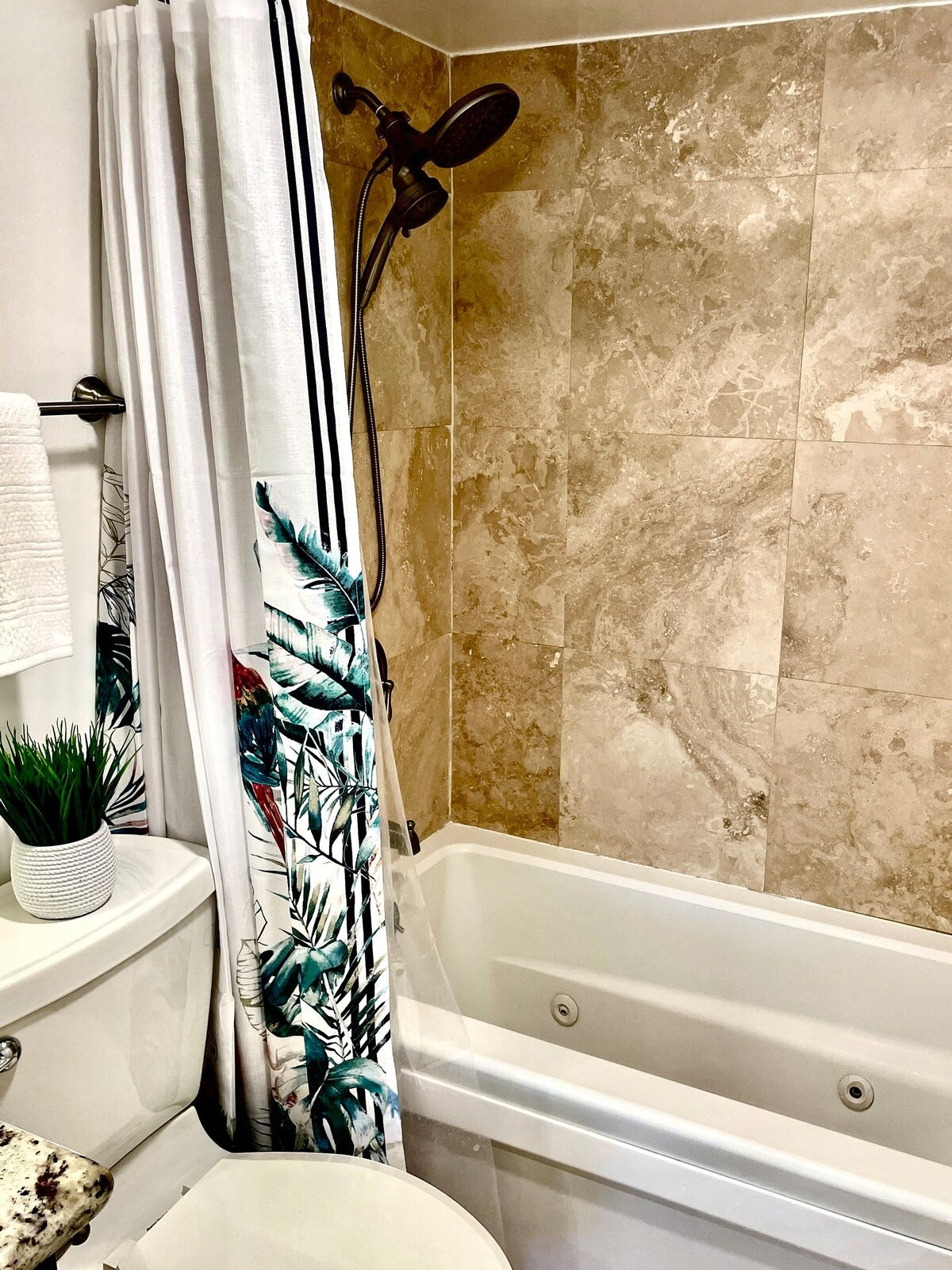 Honolulu Ocean View Abode w/ Parking, AC & Laundry