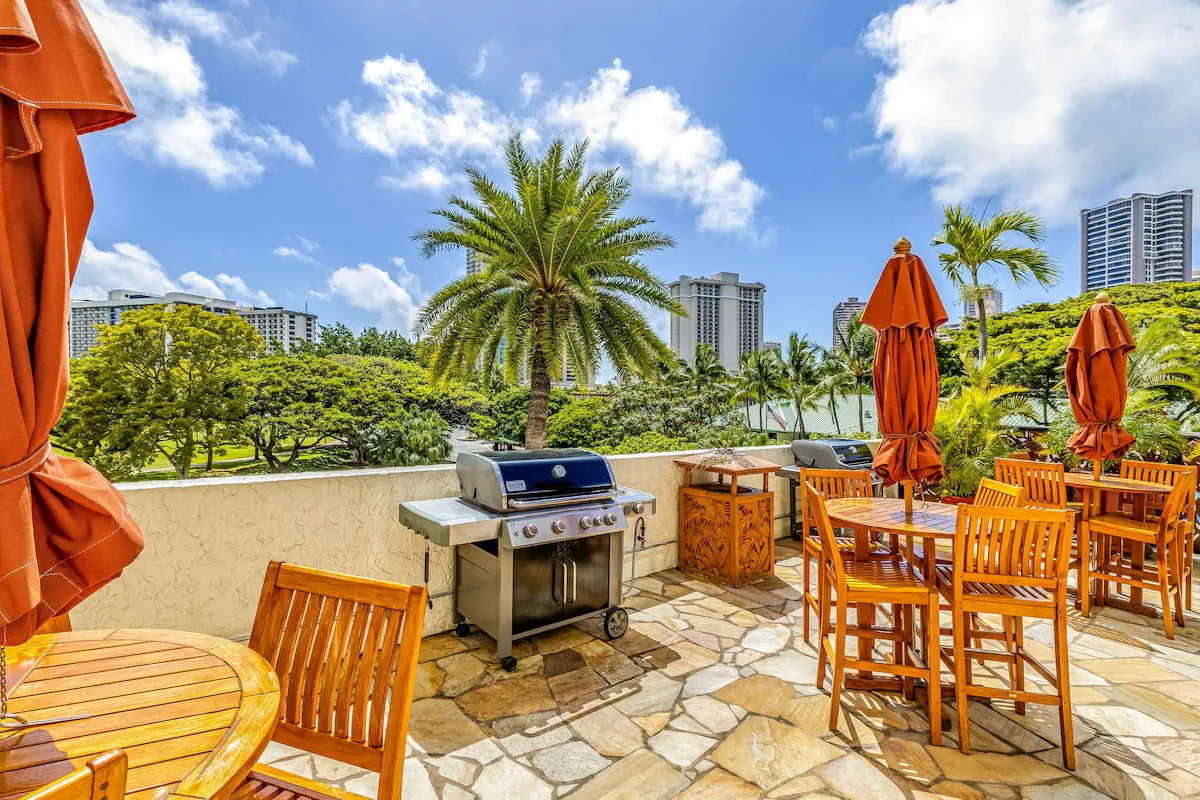 Ocean View Waikiki Studio Retreat-Balcony, Pool/AC