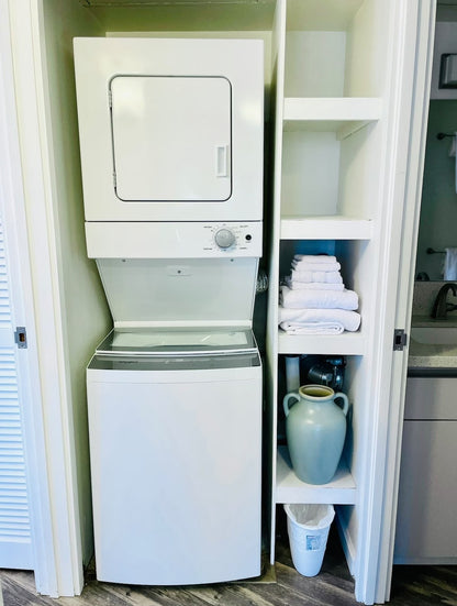 Honolulu Ocean View Abode w/ Parking, AC & Laundry