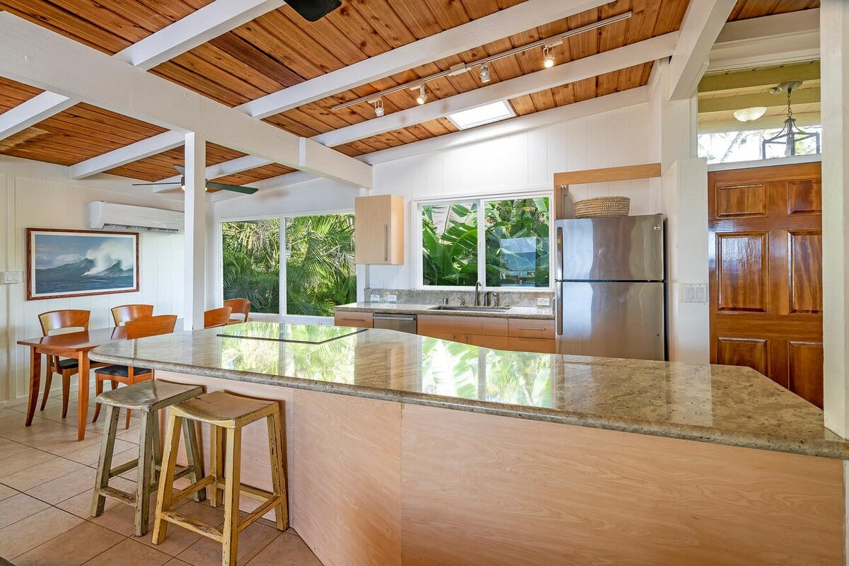 Waimea Bay North Shore Ocean Front - with AC