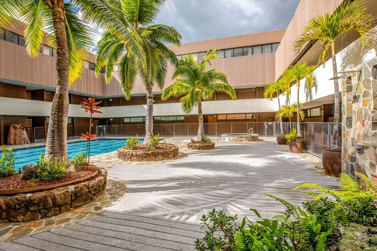 Honolulu Ocean View Abode w/ Parking, AC & Laundry
