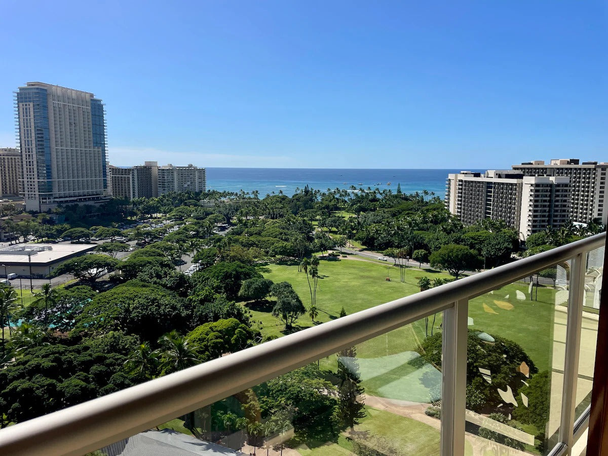 Ocean View Waikiki Studio Oasis-Balcony, Pool & AC