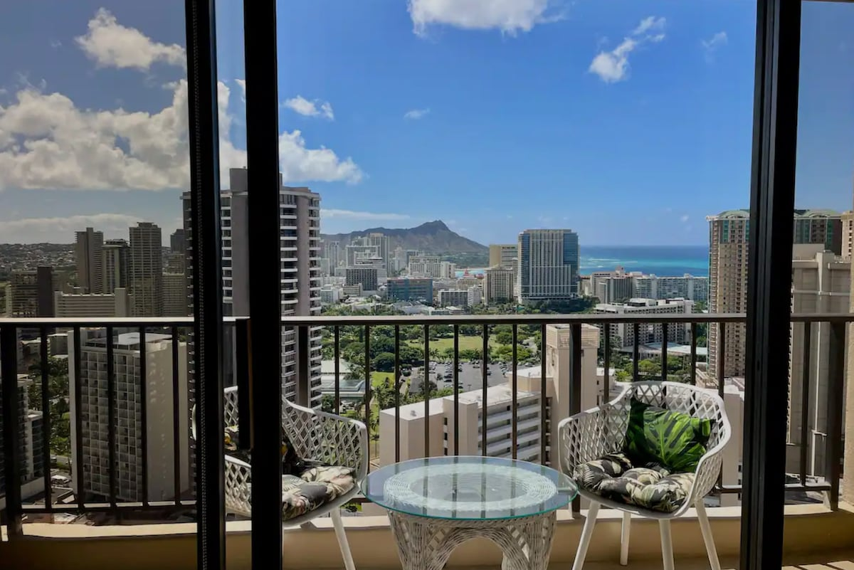 Ocean View Waikiki 2BR Retreat w/ Parking & AC