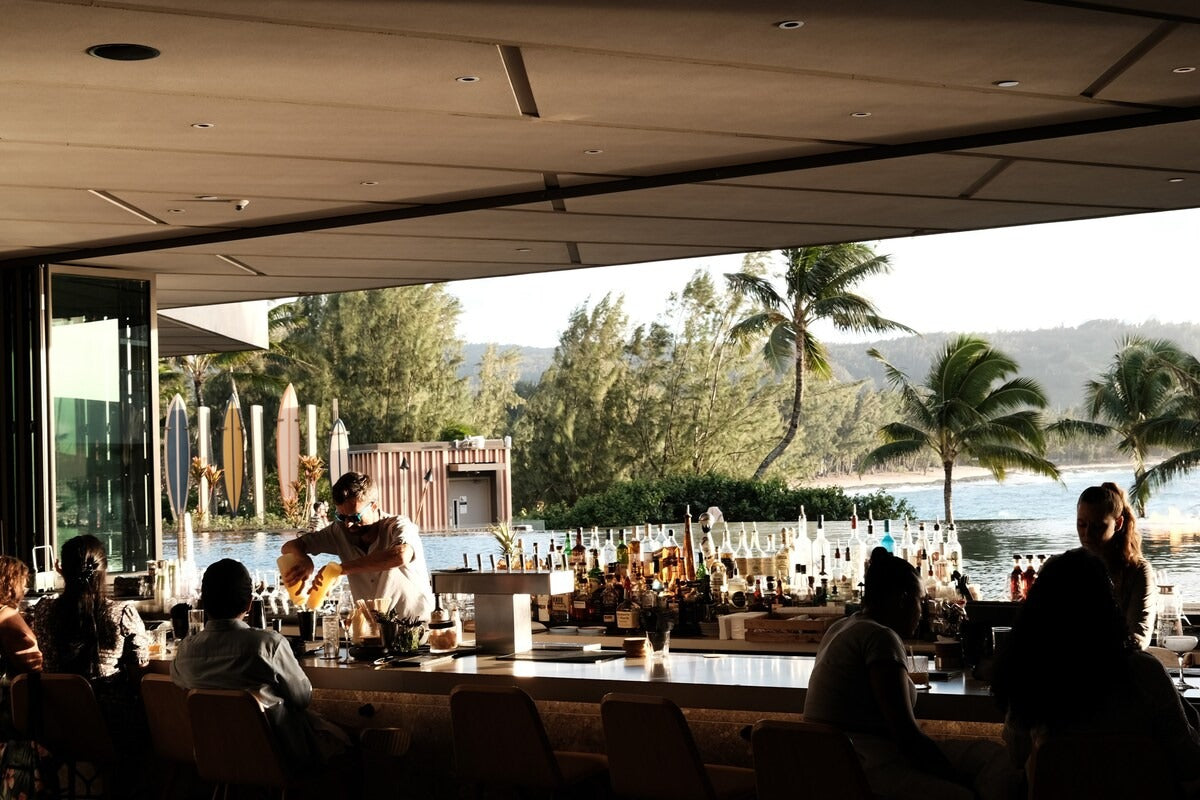 Aloha Surf Condo - Private Deck - Pool - E-Bikes