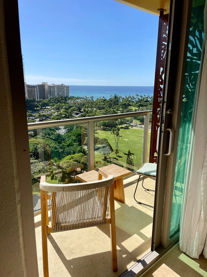 Ocean View Waikiki Studio Oasis-Balcony, Pool & AC