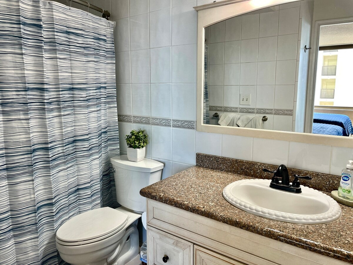 Ocean View Waikiki Banyan Getaway w/ Parking & AC