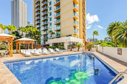 Ocean View Waikiki Studio Retreat-Balcony, Pool/AC