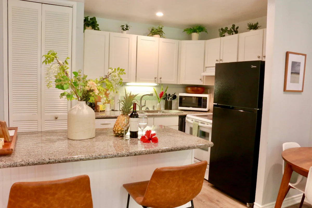 Turtle Bay Bungalow- Parking, AC & Walk to Beach