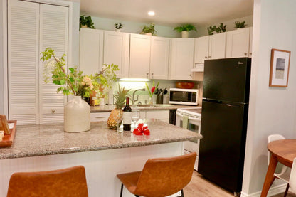 Turtle Bay Bungalow- Parking, AC & Walk to Beach