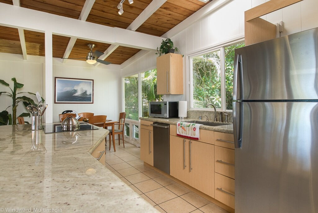 Waimea Bay North Shore Ocean Front - with AC