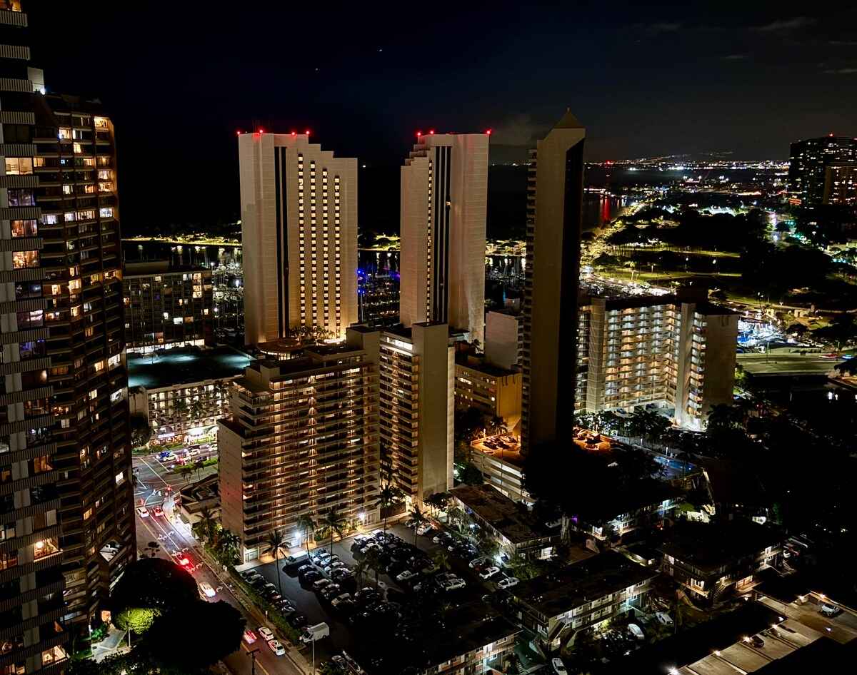Ocean View Waikiki 2BR Retreat w/ Parking & AC