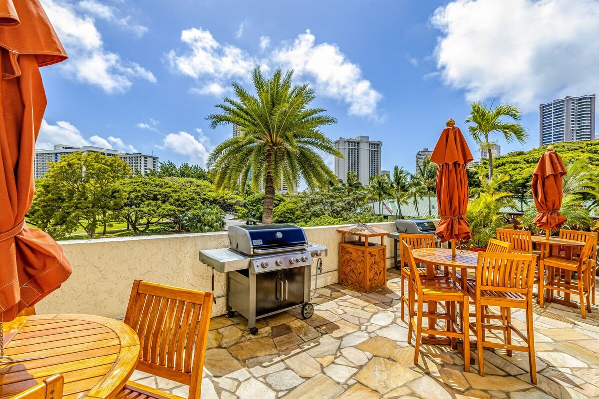 Ocean View Waikiki Studio Oasis-Balcony, Pool & AC
