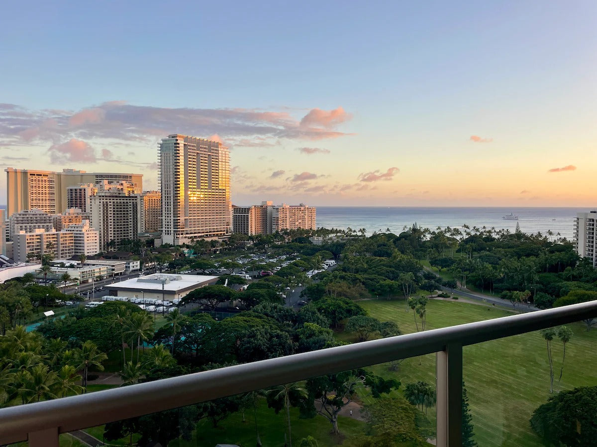 Ocean View Waikiki Studio Oasis-Balcony, Pool & AC