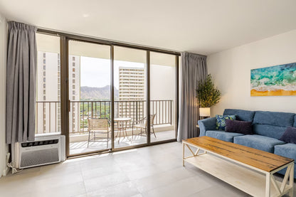 Renovated Waikiki Banyan w/ Diamond Head View