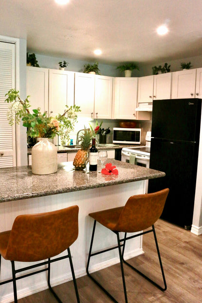 Turtle Bay Bungalow- Parking, AC & Walk to Beach