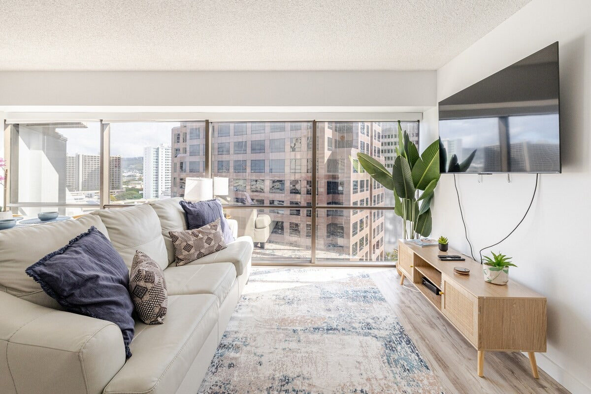 Honolulu Mountain View Condo w/ Free Parking