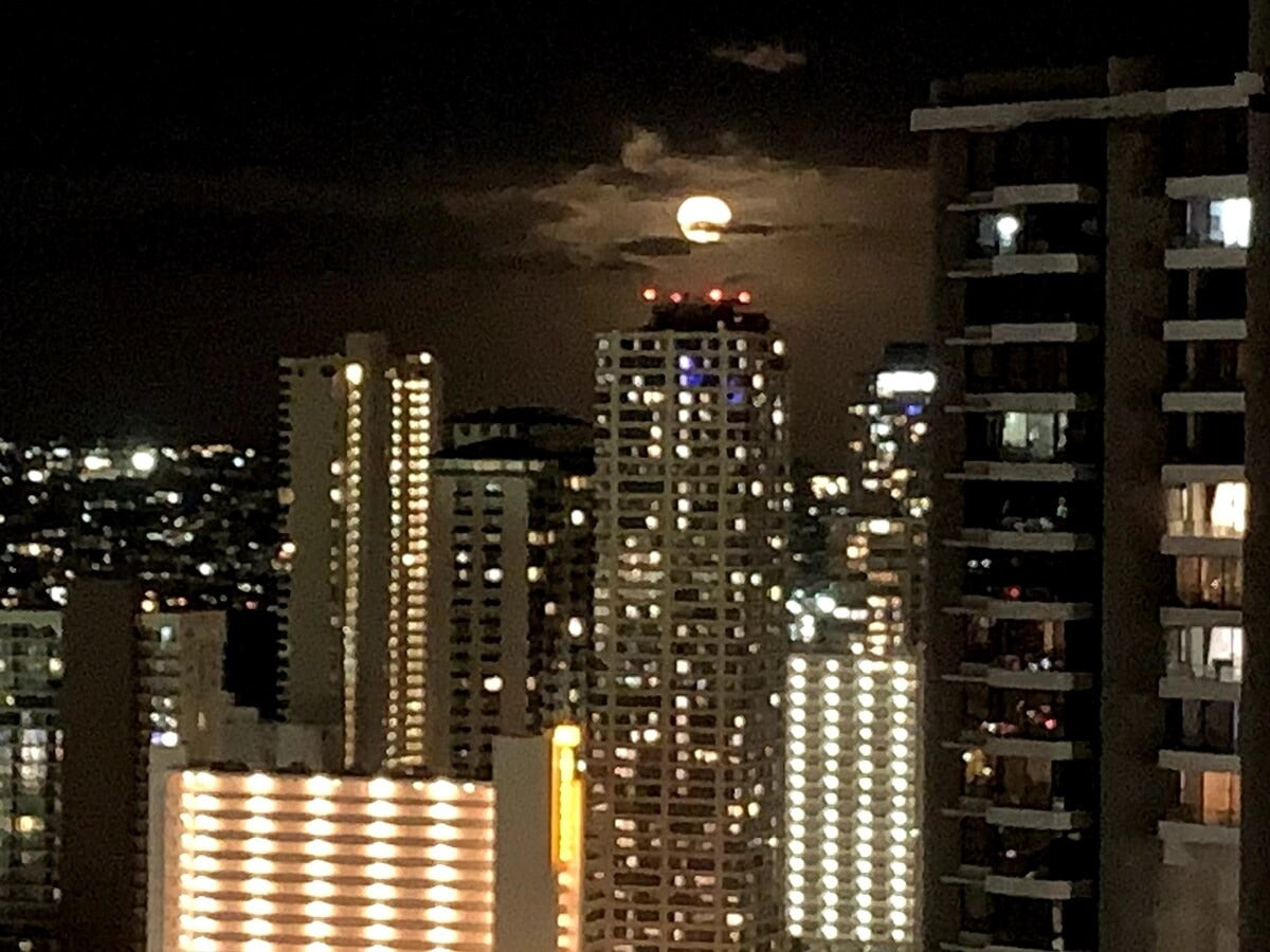 Ocean View Waikiki 2BR Retreat w/ Parking & AC