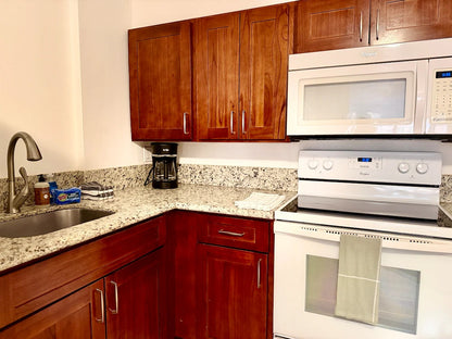Spacious Honolulu Studio Retreat w/ Parking & AC