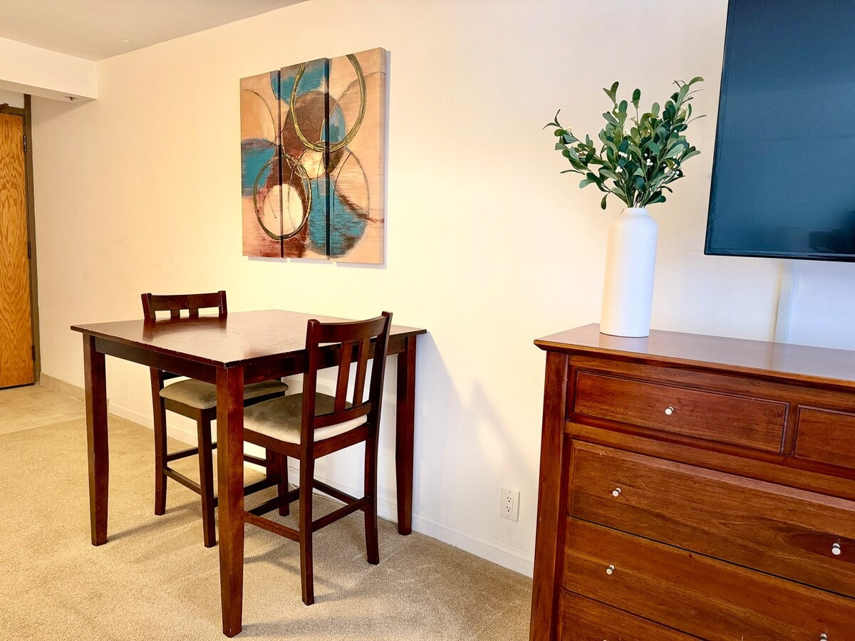 Spacious Honolulu Studio Retreat w/ Parking & AC