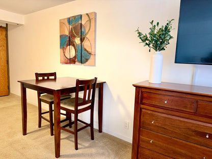 Spacious Honolulu Studio Retreat w/ Parking & AC