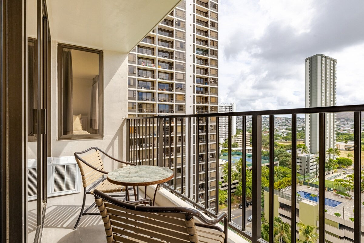 Renovated Waikiki Banyan w/ Diamond Head View