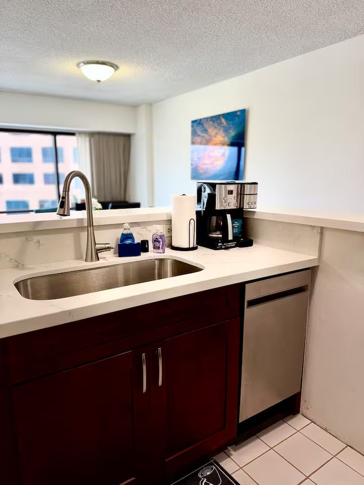Honolulu Ocean View Condo w/ Free Parking