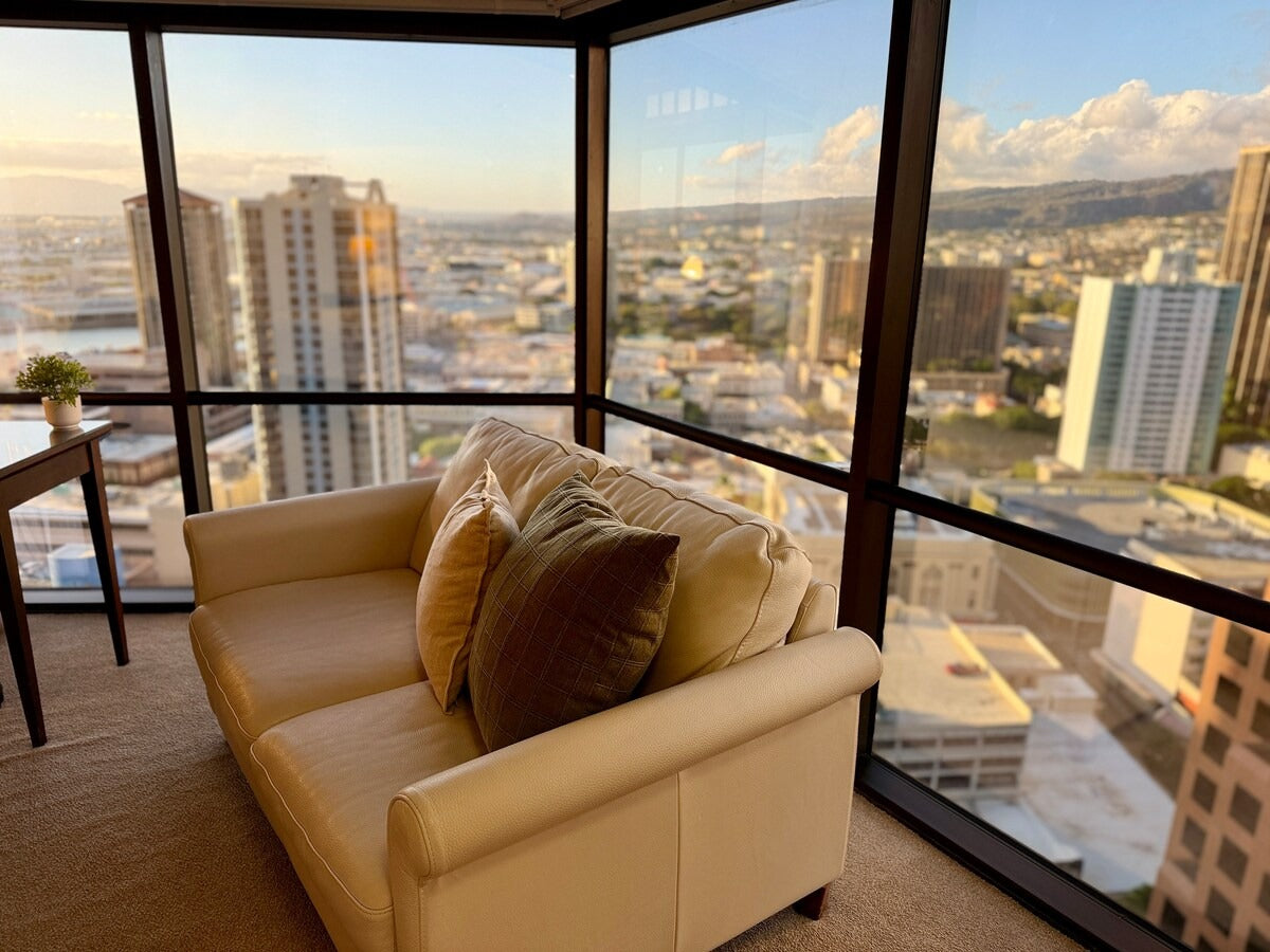 Spacious Honolulu Studio Retreat w/ Parking & AC