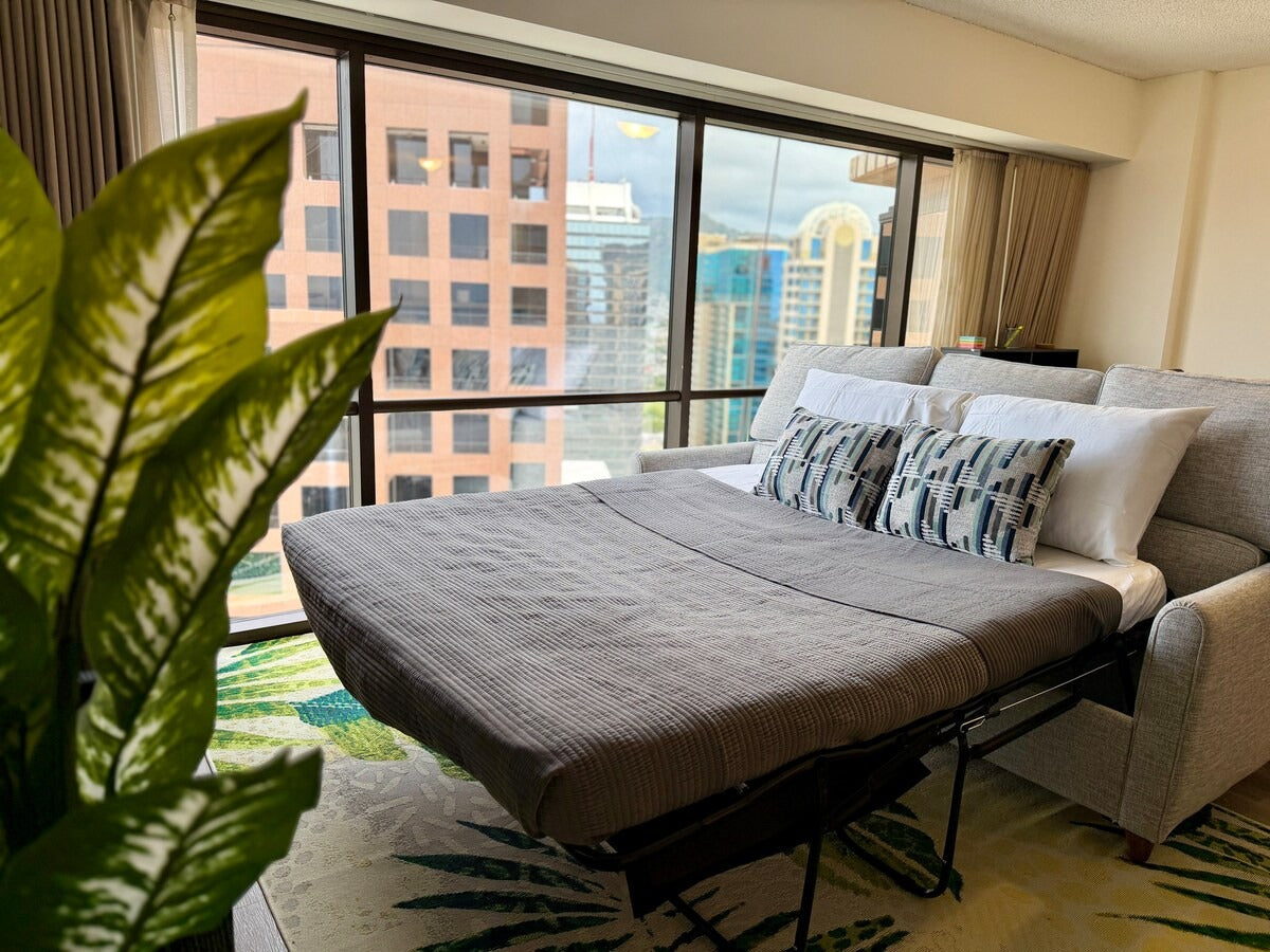Honolulu Ocean View Condo w/ Free Parking