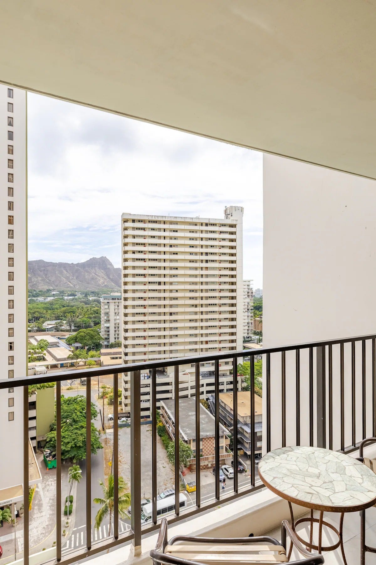 Renovated Waikiki Banyan w/ Diamond Head View
