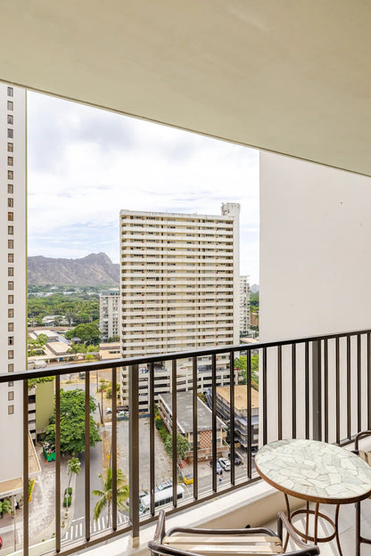 Renovated Waikiki Banyan w/ Diamond Head View