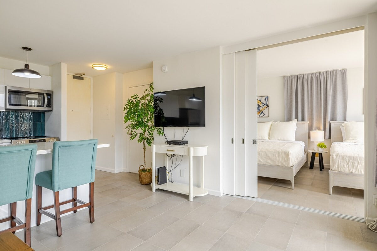 Renovated Waikiki Banyan w/ Diamond Head View
